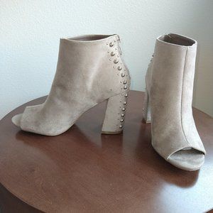 New Madden Girl Arla Taupe Suede Open Toe Booties Woman's Size 8.5